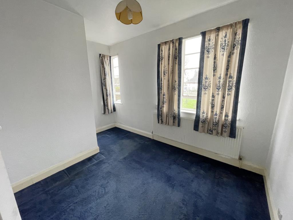 Lot: 43 - TWO-BEDROOM MAISONETTE FOR IMPROVEMENT - Good size bedroom two